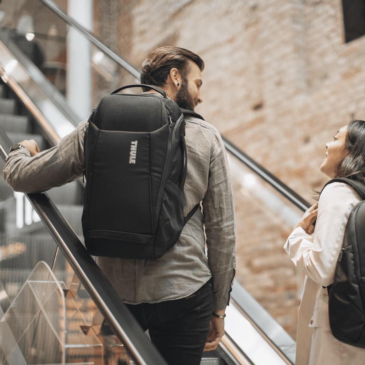 Rucsac urban cu compartiment laptop Thule Accent de 20L, Negru